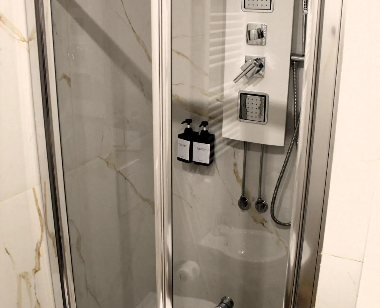 Blackwoody Contemporary Rooms - Napoli Centro Storico Via Toledo Guest house