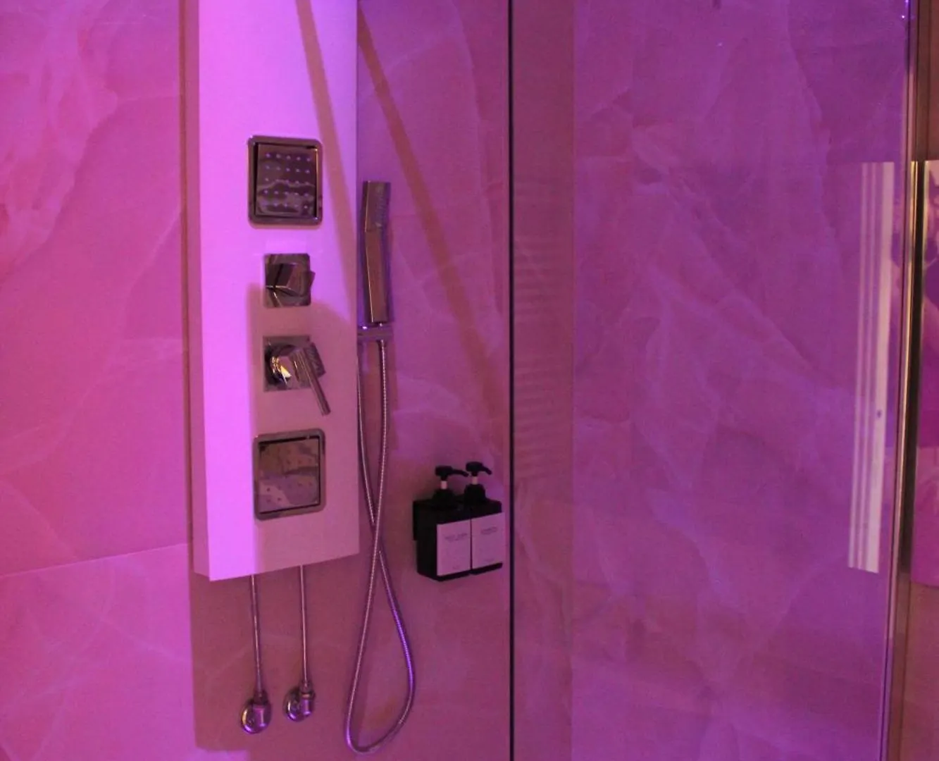 Blackwoody Contemporary Rooms - Napoli Centro Storico Via Toledo Guest house