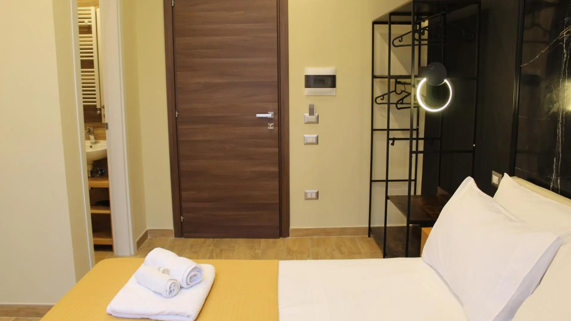Blackwoody Contemporary Rooms - Napoli Centro Storico Via Toledo 0*, Naples Italy