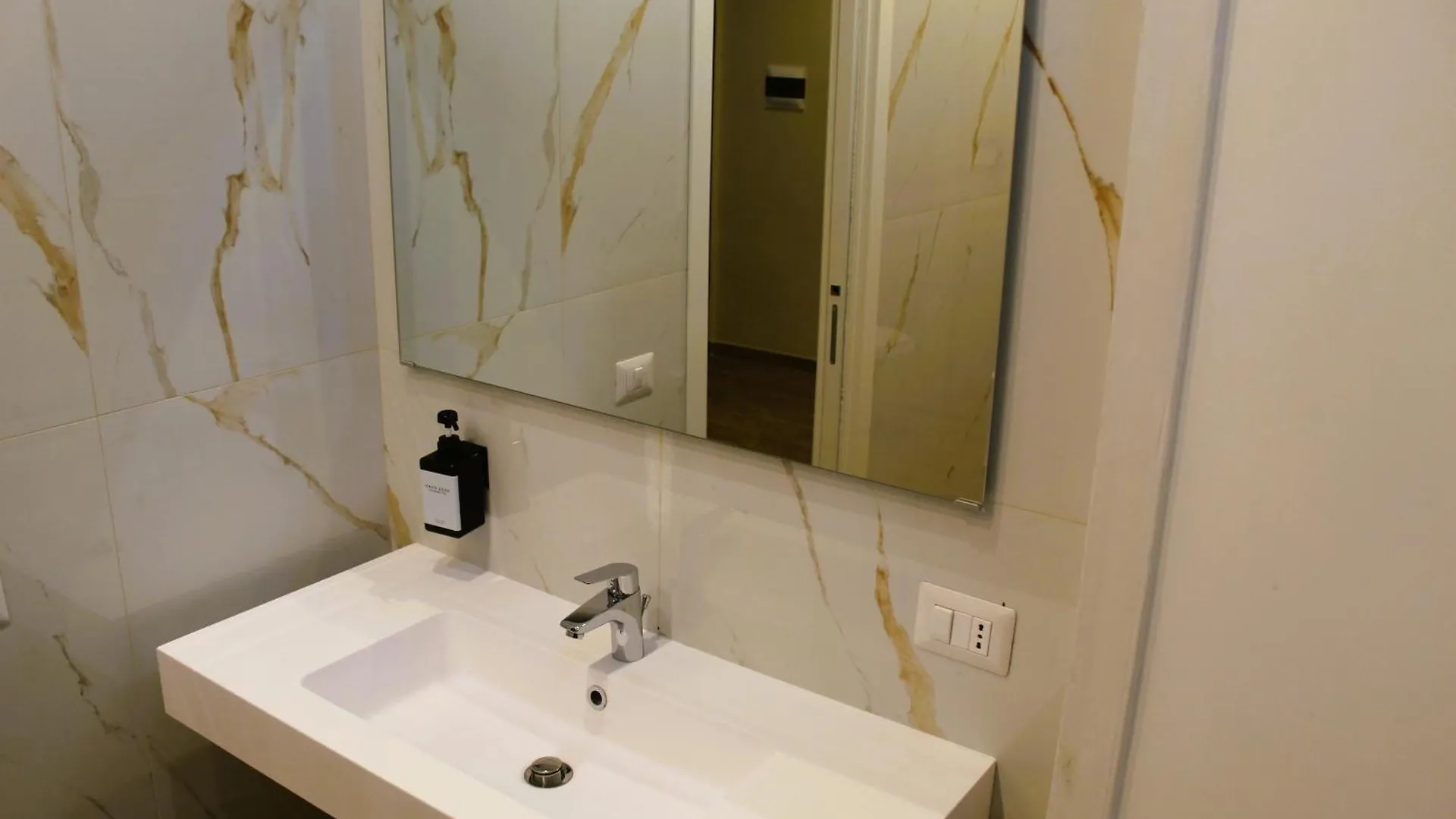 Guest house Blackwoody Contemporary Rooms - Napoli Centro Storico Via Toledo