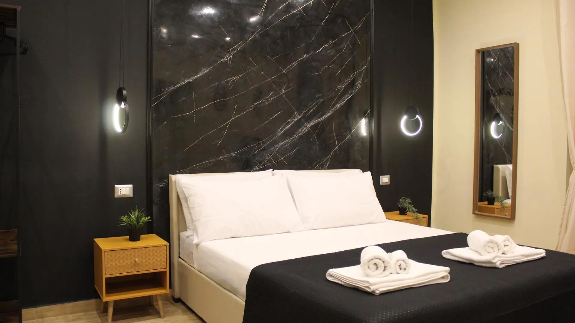 Blackwoody Contemporary Rooms - Napoli Centro Storico Via Toledo
