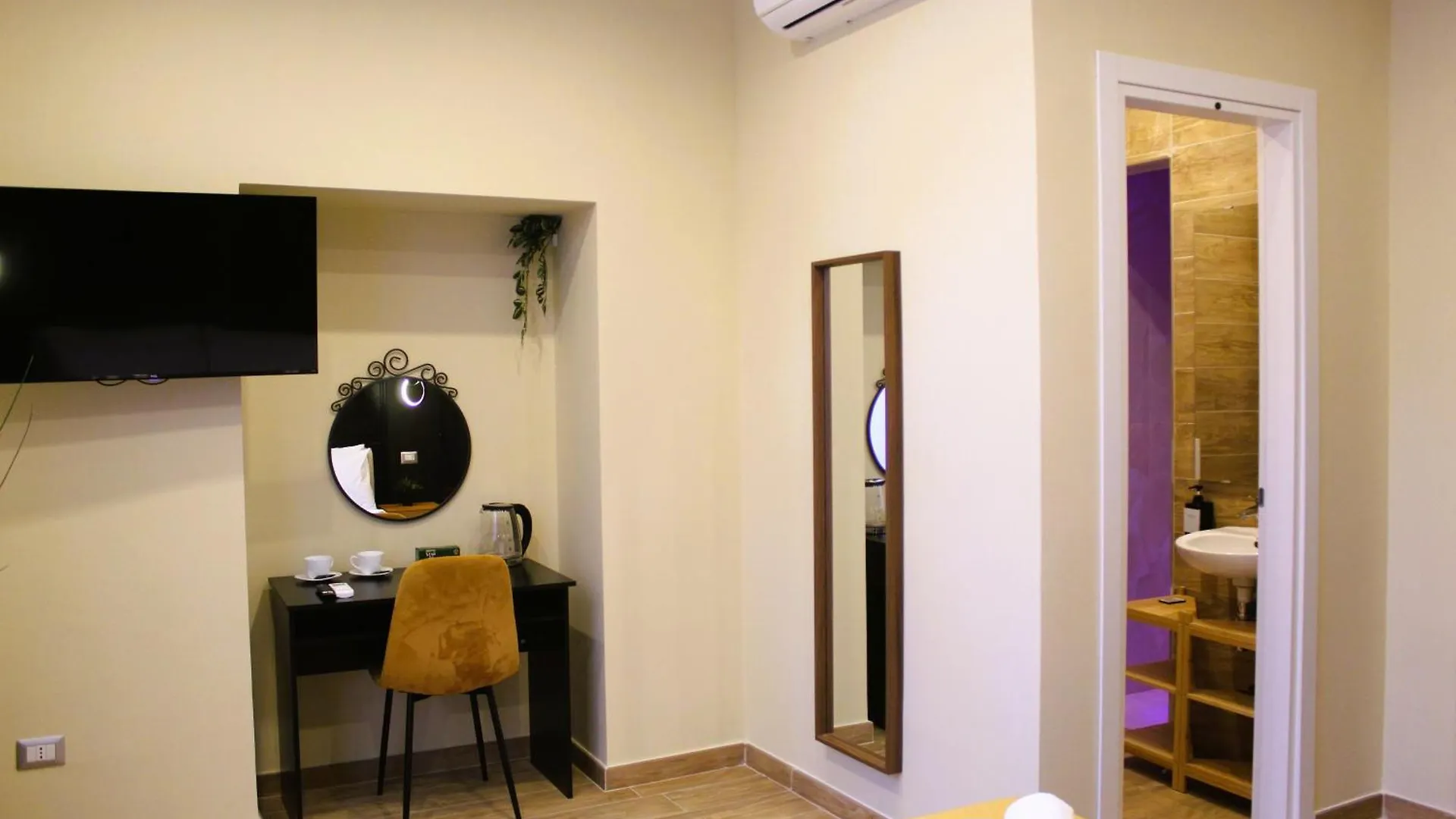 Blackwoody Contemporary Rooms - Napoli Centro Storico Via Toledo Olaszország
